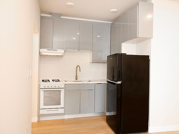 2nd image of 645 N Hobart Blvd #645.5