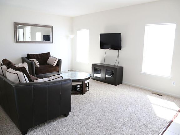 Spacious living room 