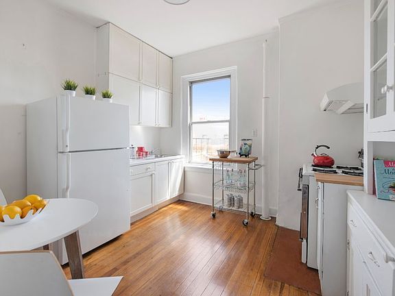 3rd image of 4018 Broadway #6A