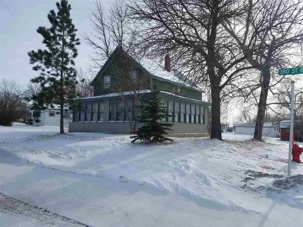 223 3rd St NW, Kenmare, ND 58746