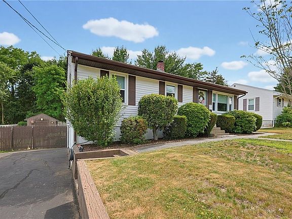 3rd image of 19 Louise Dr