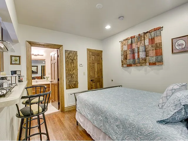 Claremont Apartments — Photo 25