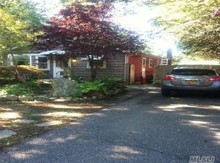 26 Syracuse Ave, Medford, NY 11763
