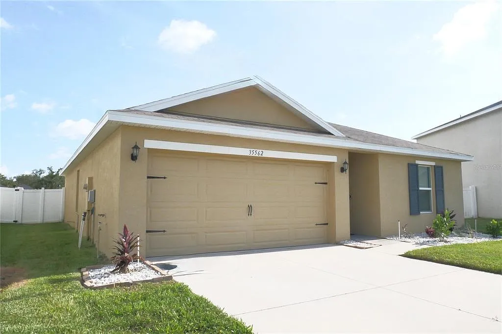 4 bed, 2.0 bath, 1485 sqft, $2,400 — Photo 1