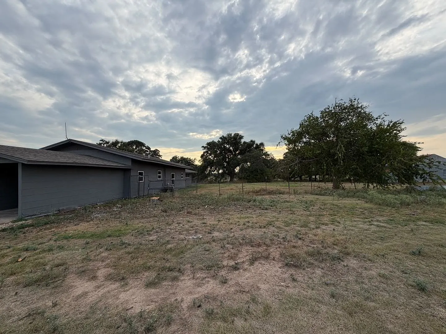House + 2 acres, For Lease In Florence — Photo 3