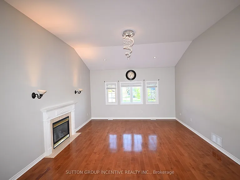 28 Silvercreek Cres #UPPER — Photo 10