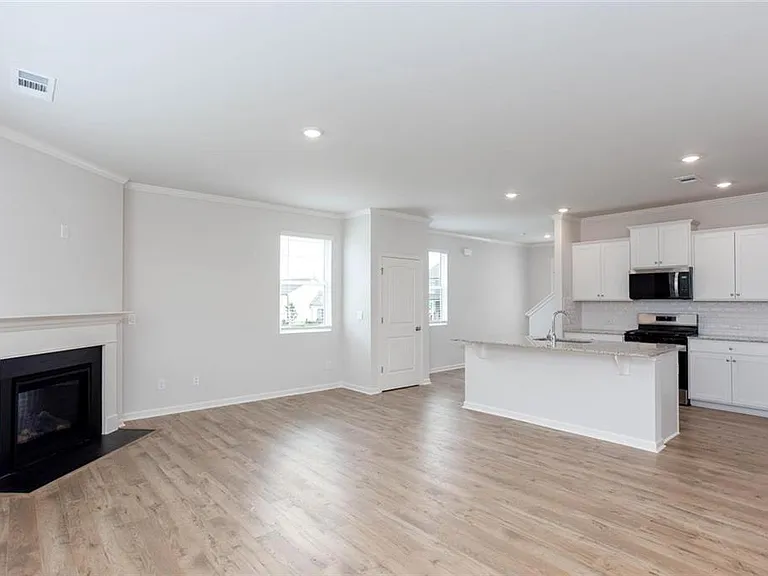 131 Landsdowne Way — Photo 6