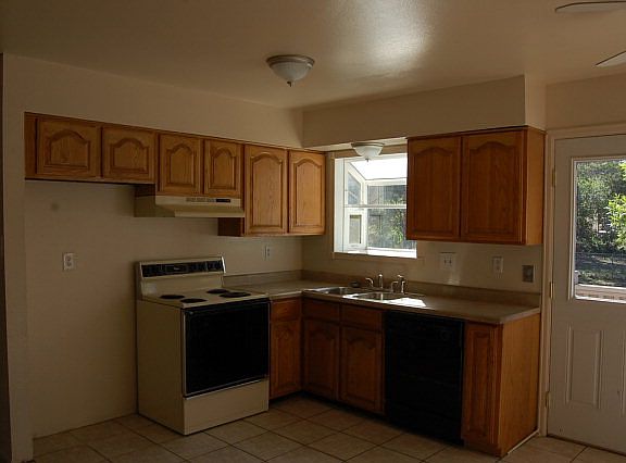 4th image of 141 Glenn Pl