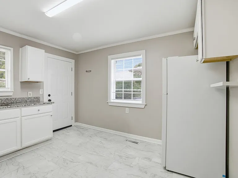 1318-1320 S Summit St — Photo 16