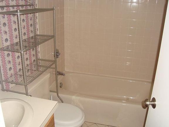 5th image of 72 Eaton Lane #72