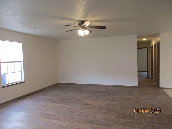 3rd image of 829 E Rachel Ln