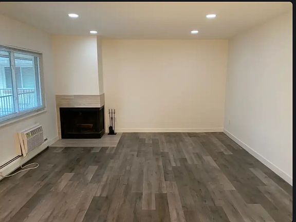 4th image of 2225 S Jasmine St Unit 302