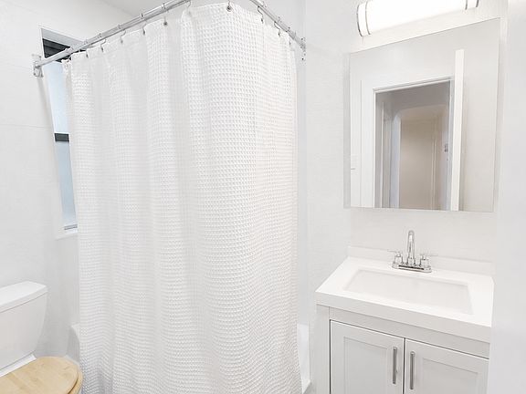 5th image of 10 W 65th St APT 3E