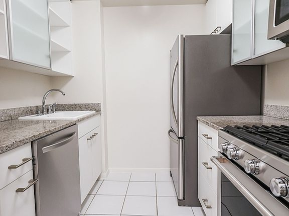 4th image of 180 W 20th St APT 11B