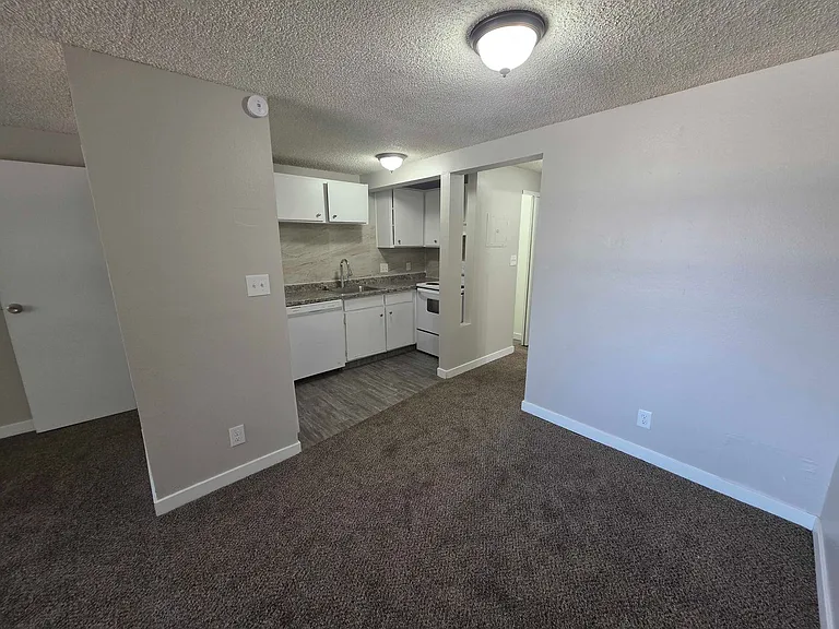 Sunstone Apartments — Photo 22