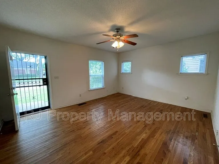 641 S Greer St — Photo 4
