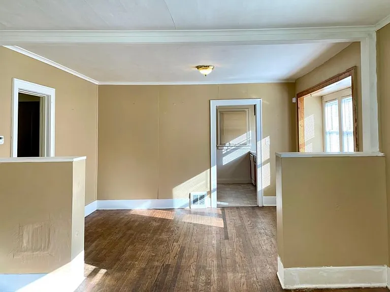 1105 Christopher St — Photo 2