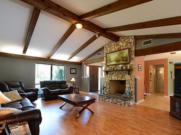 3rd image of 211 E Hornbeam Dr