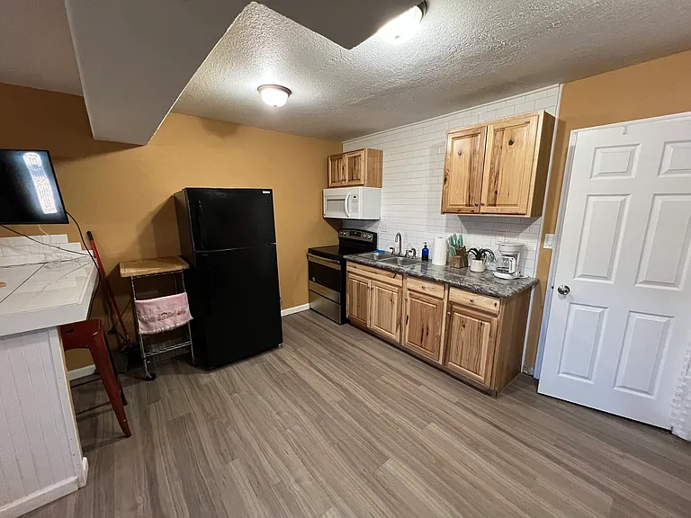 455 Moser Ave #8 — Photo 3