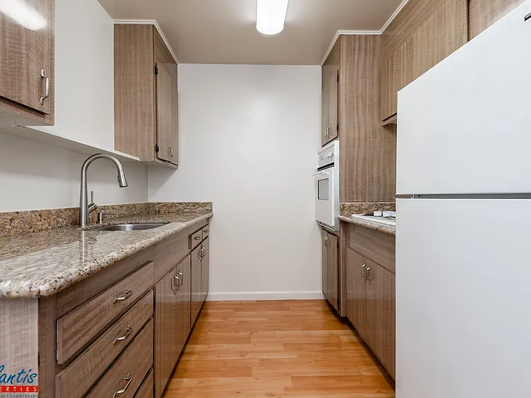 2361 Sutter Ave — Photo 4