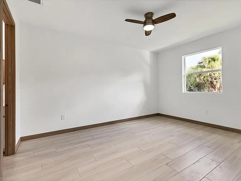 405 Sunset Rd N — Photo 25