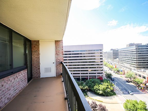 4th image of 1805 Crystal Dr APT 1002S