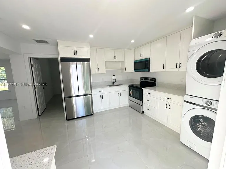 1473 NE 30th Ct — Photo 1