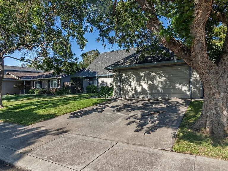 2828 Smoke Tree Cir — Photo 3