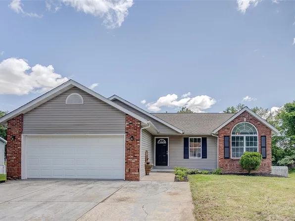 516 Copper Bend Rd, Maryville, IL 62062