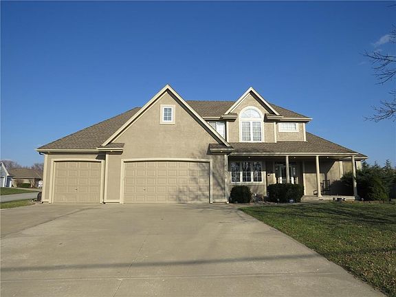 The exterior of this house has just been painted and it looks fantastic!! Notice the huge drive way, plenty of parking!