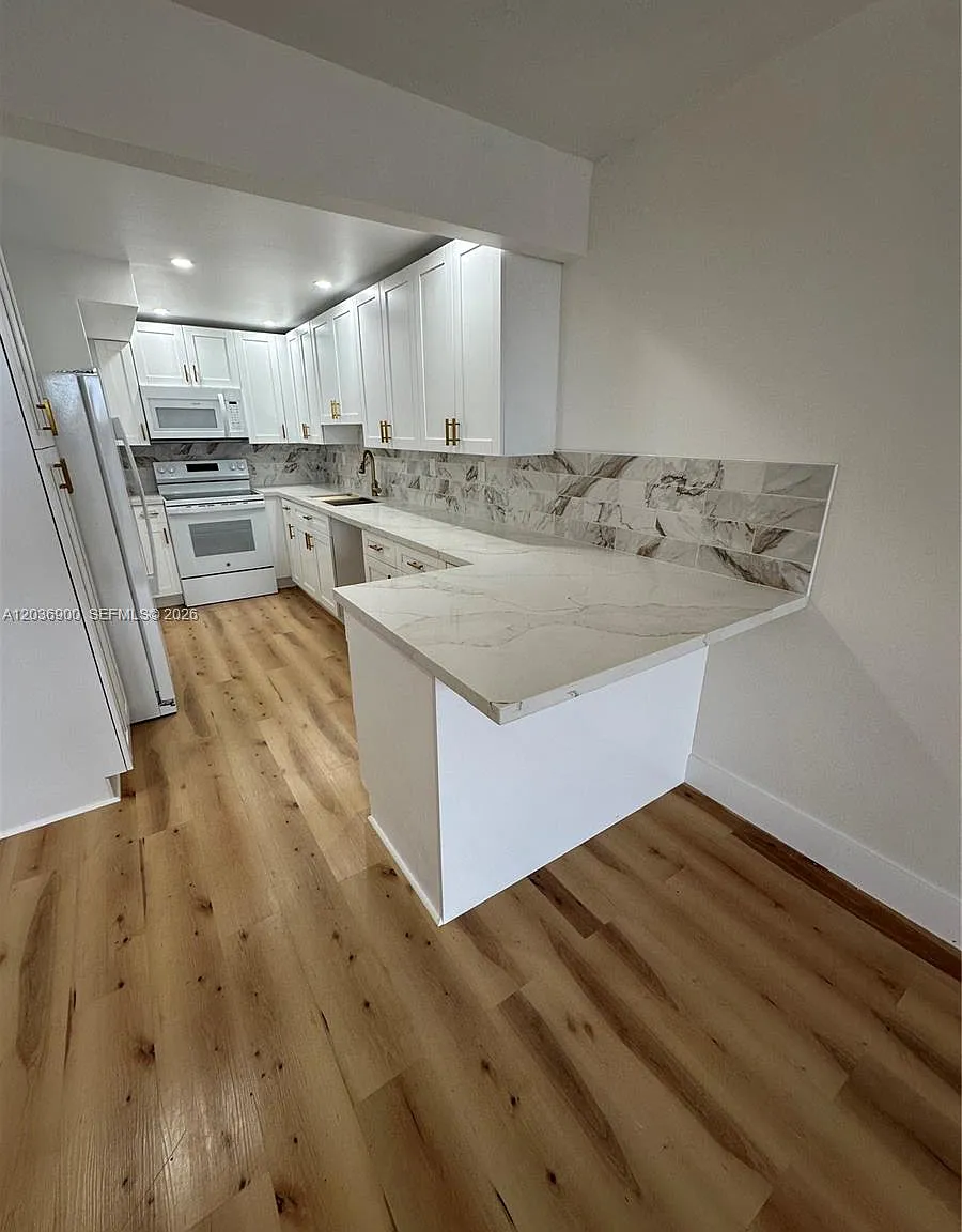 Samari Lake East Condo — Photo 2