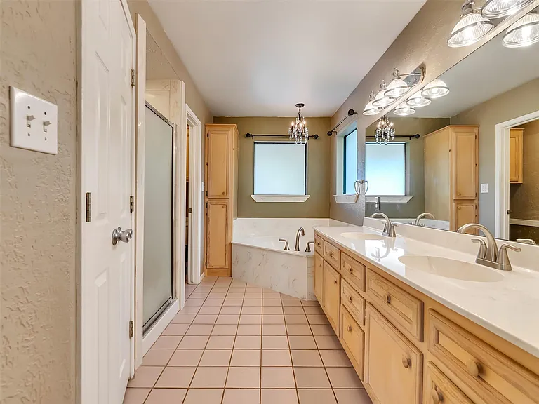 18085 Lake Dr E — Photo 23