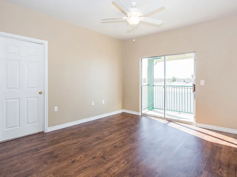 Lago Vista Apartments — Photo 14