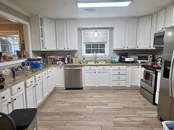 3rd image of 1005 Hickory Dr