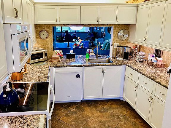 5th image of 2704 NW 104th Avenue #106