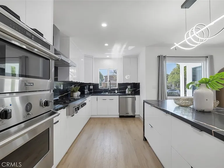 2115 W Clark Ave — Photo 13