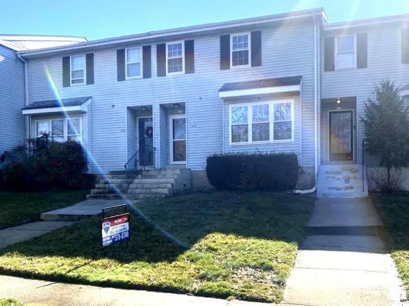 152 E Green Valley Cir, Newark, DE 19711
