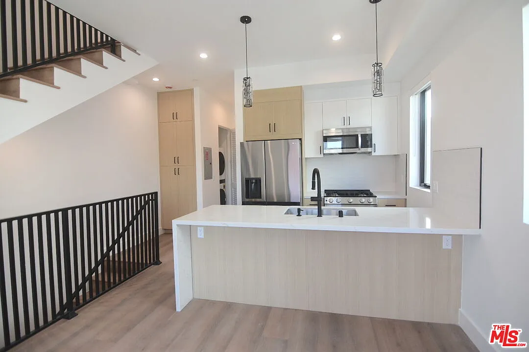 3 bed, 3.5 bath, 1800 sqft, $4,595 — Photo 1
