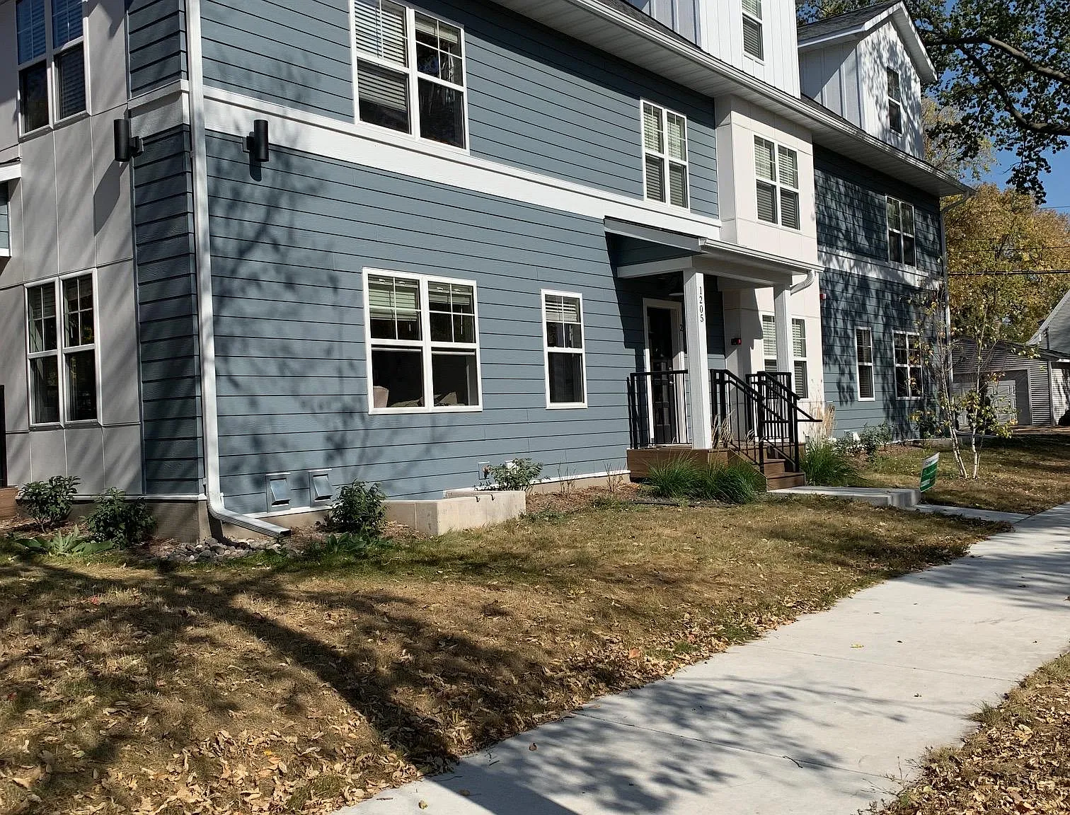 6 bed, $3,870 — Photo 1