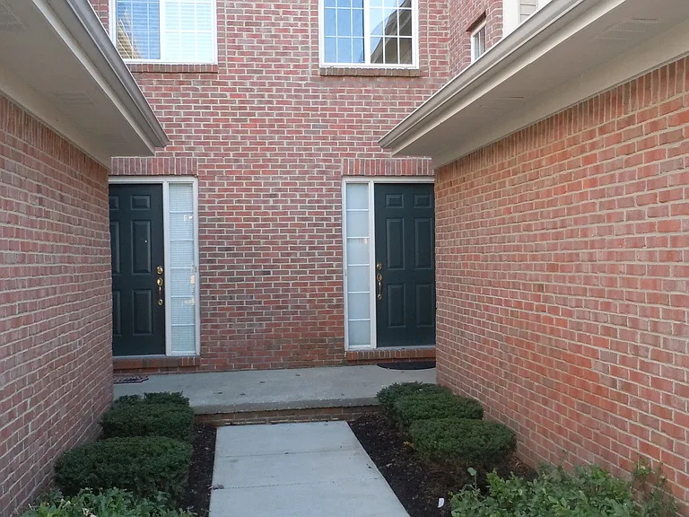 304 James Cir — Photo 2