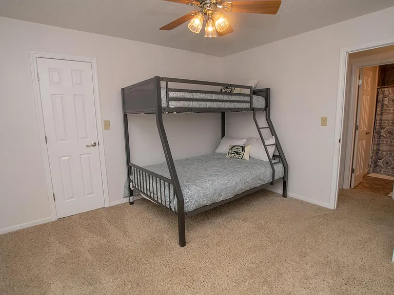 541 E Pine Ridge Dr — Photo 8