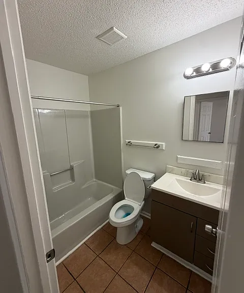 525 E Hall Ln — Photo 7