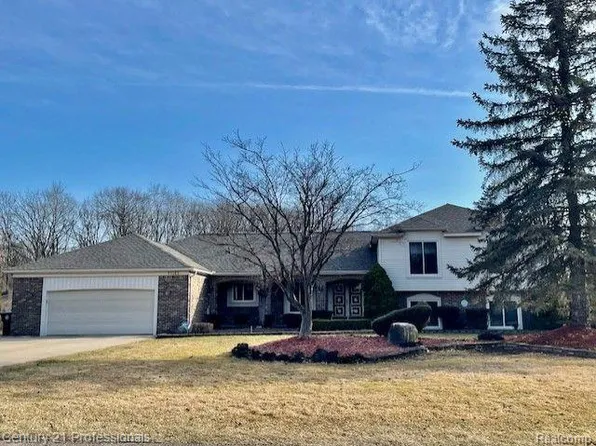 35183 Lancashire Rd, Livonia, MI 48152