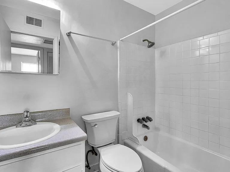 Yorktown Apartments — Photo 6