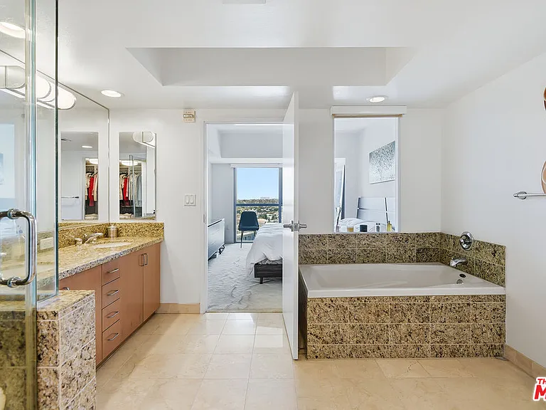 13700 Marina Pointe Dr #910 — Photo 19