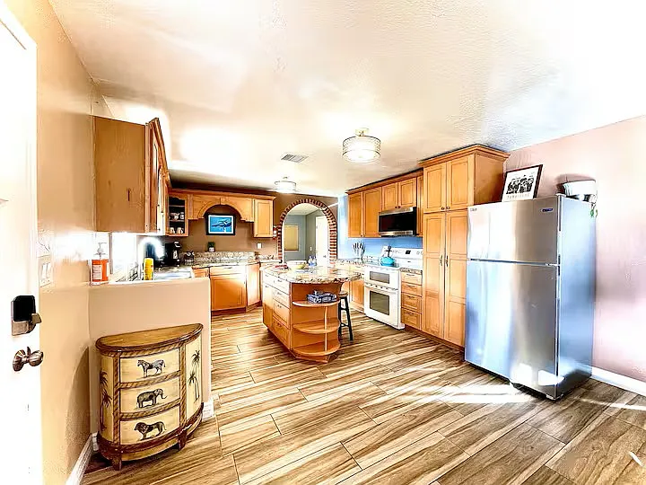 2 bed, 650 sqft, $2,500 — Photo 4