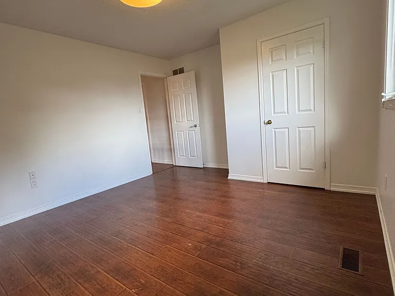 50 Adrian Cres — Photo 11
