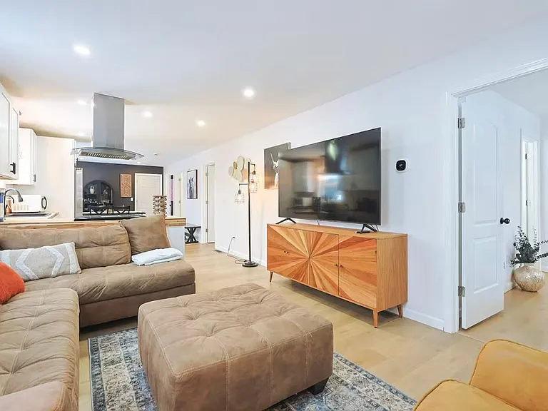 15 Manhattan Street — Photo 6