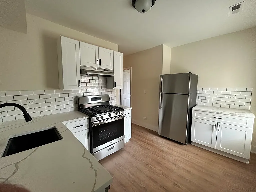 1605 W Fargo Ave - 7418-1 — Photo 1