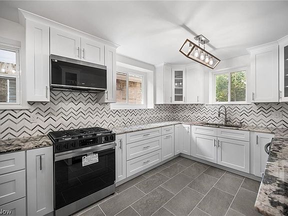 5th image of 28300 Aurora Rd